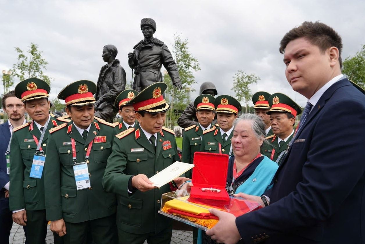 Bo truong Quoc phong tang co To quoc cho con gai chien si Viet Nam hinh anh