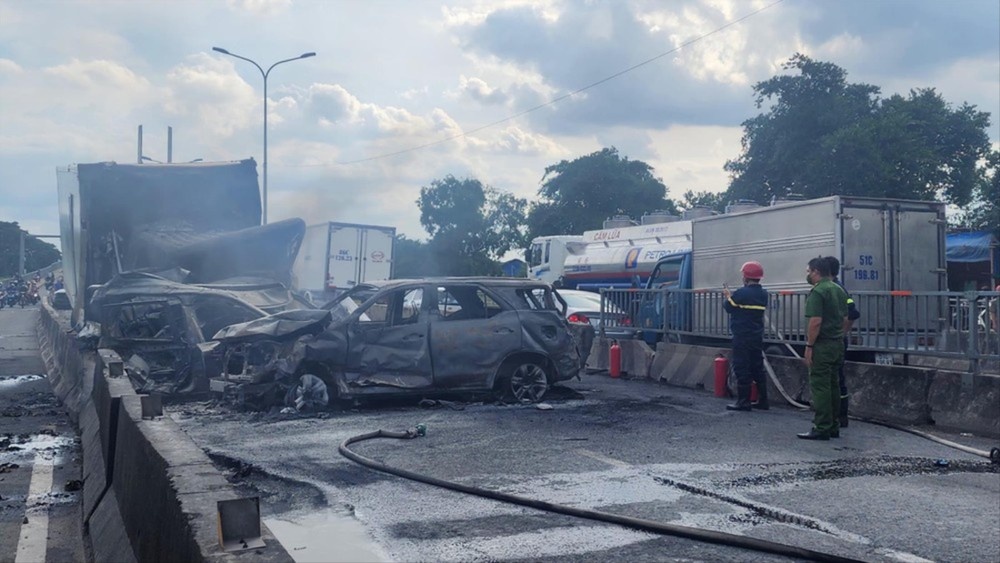 Hoi chuong canh bao tu tai nan lien hoan o cau Phu My hinh anh