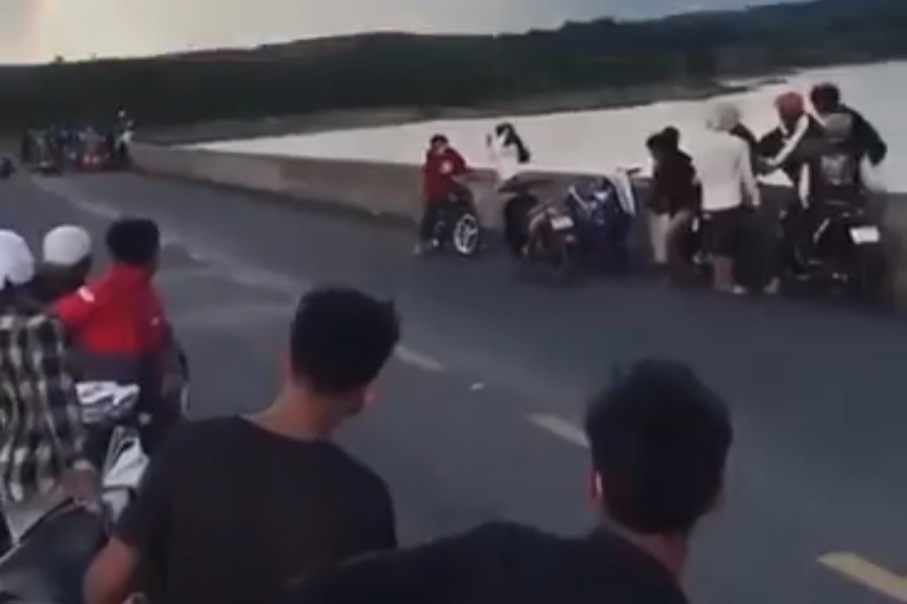 Nam sinh lop 11 tu vong, nghi do dua xe tren dap thuy dien hinh anh