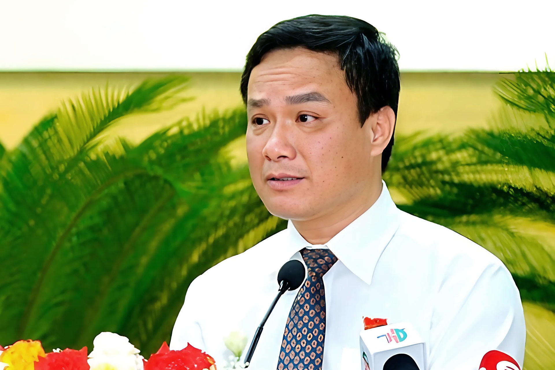 Mien nhiem Chu tich UBND tinh Hai Duong voi ong Trieu The Hung hinh anh