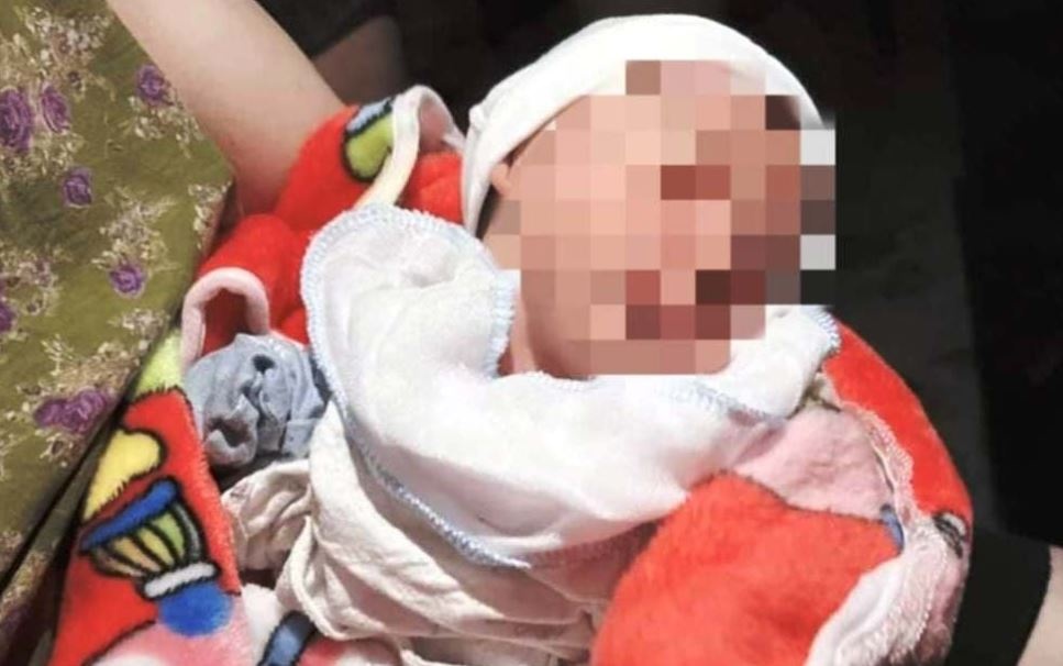 Be trai hai ngay tuoi bi bo roi o Ninh Binh hinh anh