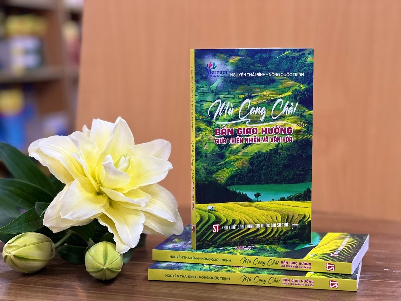 Ban giao huong ve Mu Cang Chai qua nhung trang sach hinh anh