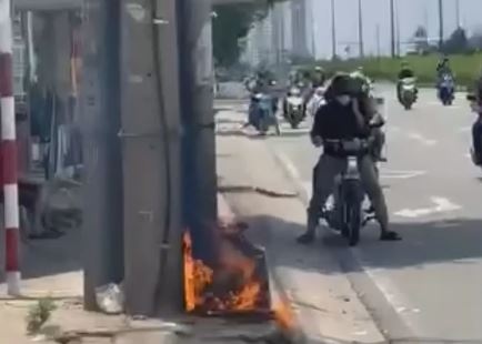 Hoang hon canh cu ong dot rac duoi tru dien o Binh Duong hinh anh