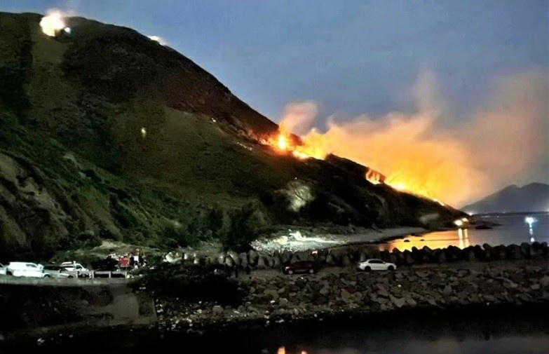 300 nguoi xuyen dem dap chay rung hinh anh