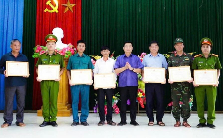 Khen thuong nguoi tim thay be 6 tuoi lac trong rung o Yen Bai hinh anh