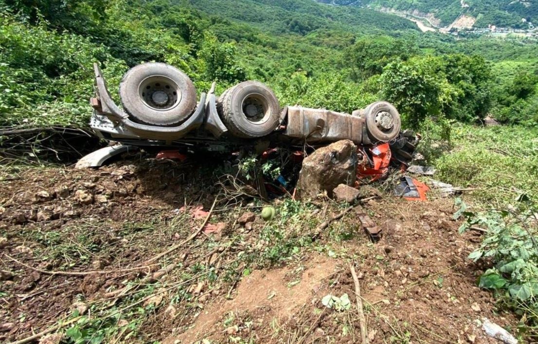 Xe cho quang lao xuong vuc, tai xe tu vong hinh anh