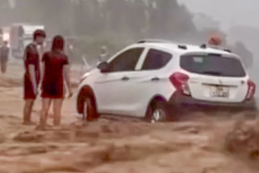 Nuoc lu cuon cuon tren quoc lo o Hoa Binh hinh anh