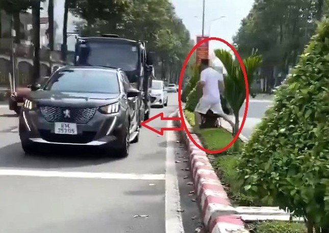 Tai xe dau xe giua duong de di mua do o Binh Duong hinh anh