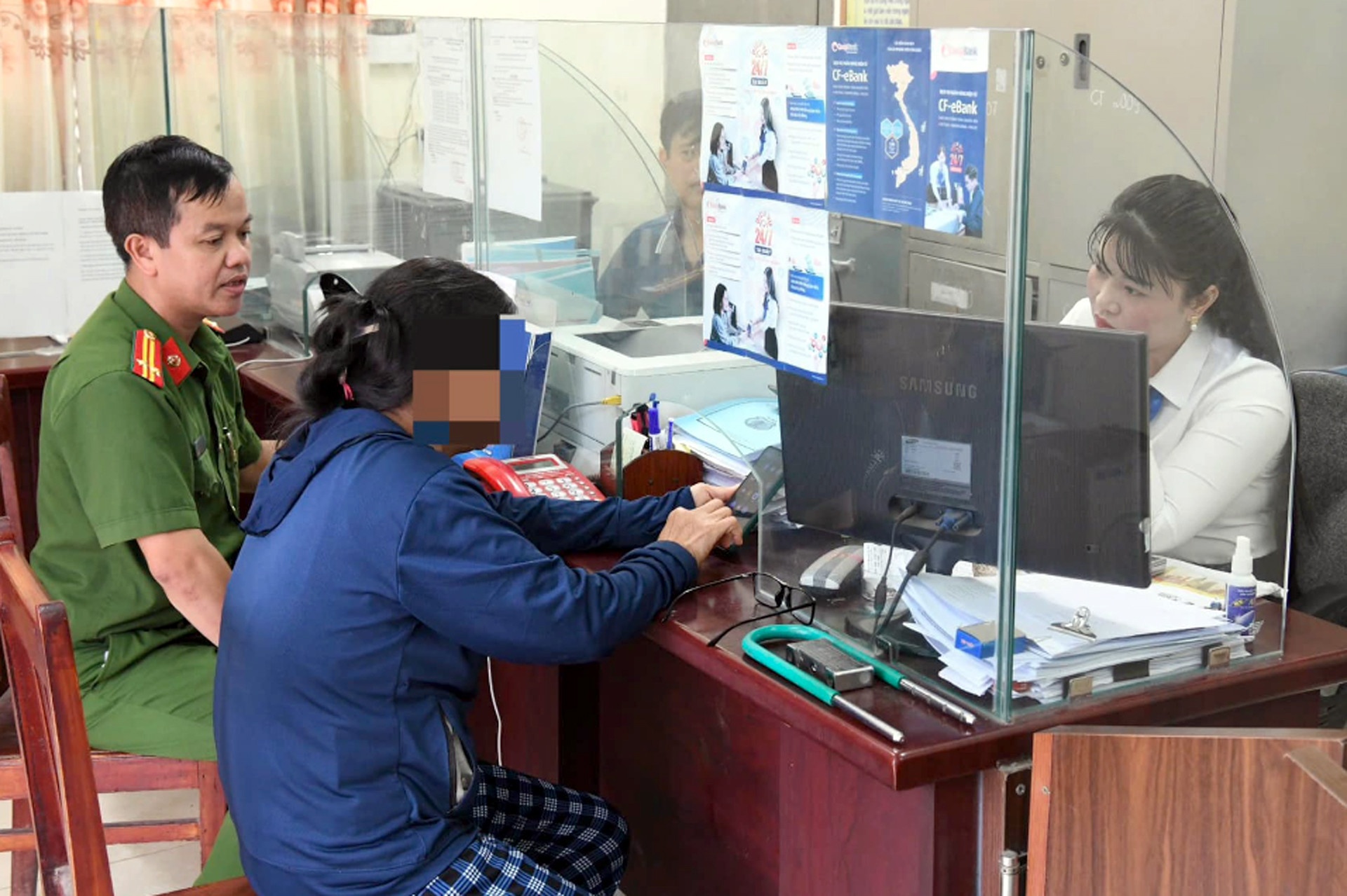 Gia danh canh sat, yeu cau chuyen 580 trieu de 'chung minh vo toi' hinh anh