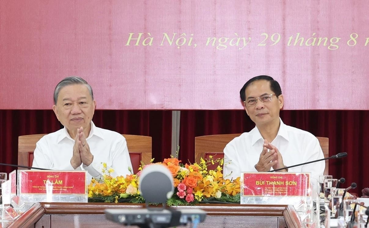 Tong Bi thu, Chu tich nuoc lam viec voi Ban can su Dang Bo Ngoai giao hinh anh