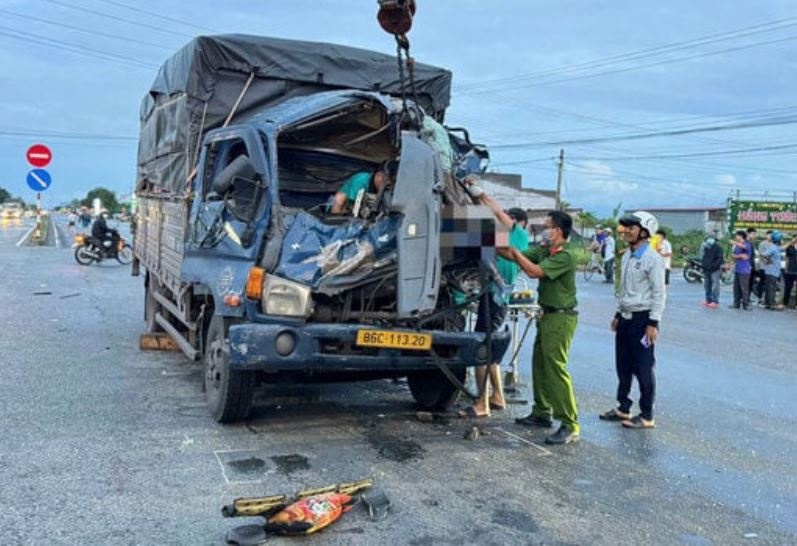 Tai xe tu vong, mac ket trong xe sau tai nan hinh anh