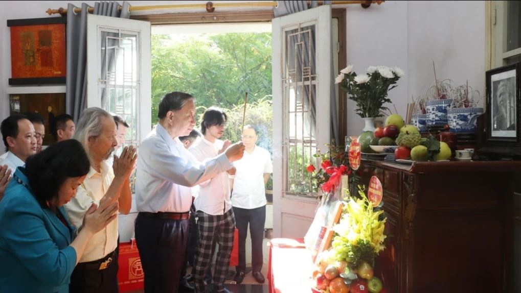 Tong Bi thu tri an co nhac si Van Cao, co hoa si Bui Trang Chuoc hinh anh