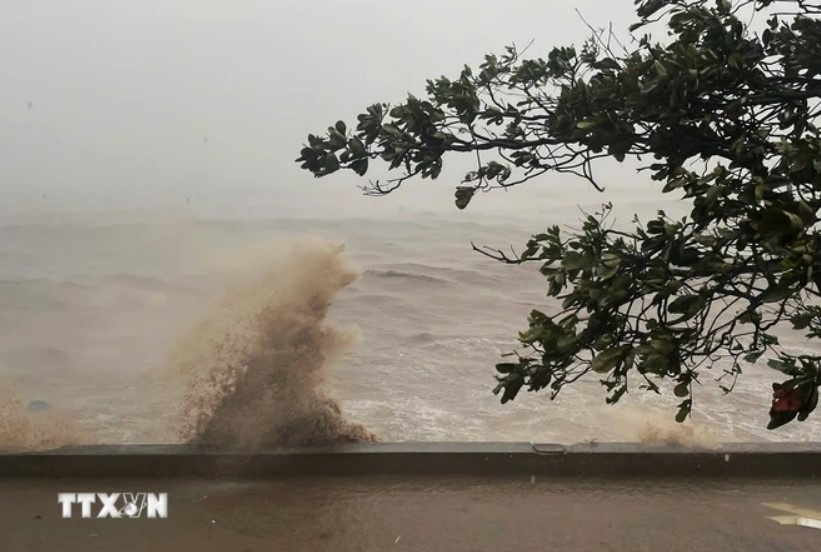 Hinh anh song lon cuon cuon tren bien Do Son hinh anh