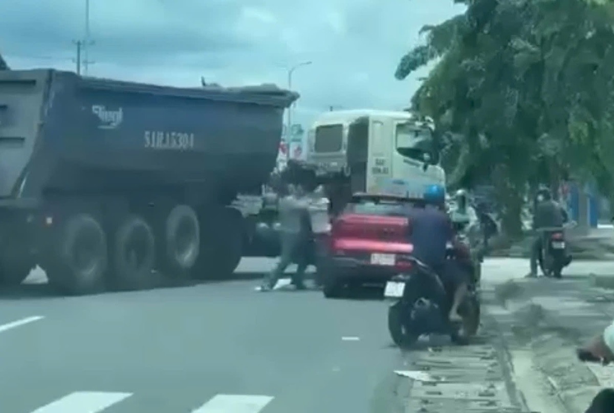 Cong an vao cuoc vu tai xe xe dau keo chan danh nguoi lai oto hinh anh