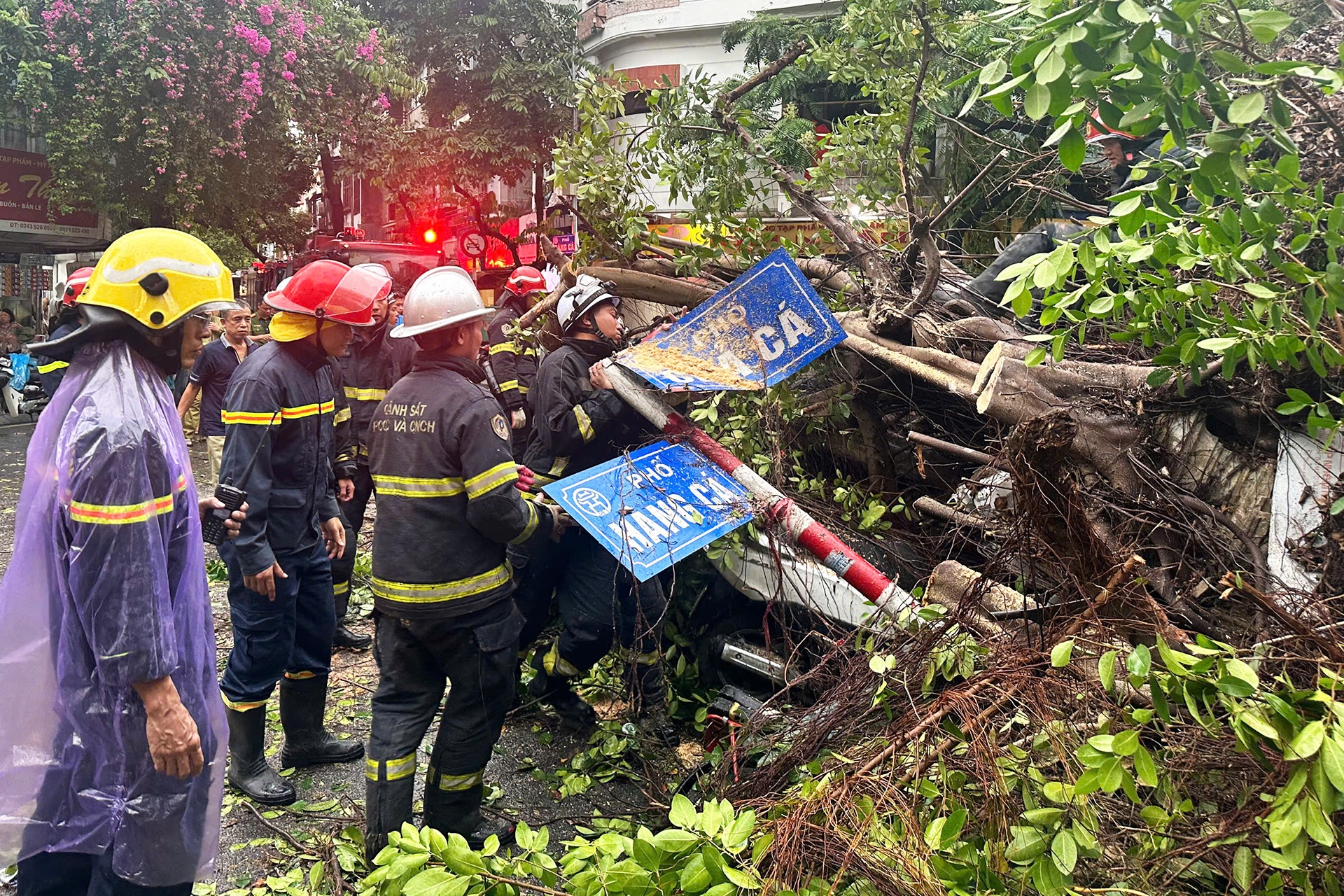 Canh sat PCCC Ha Noi dieu dong 1.500 chien si cuu ho trong bao Yagi hinh anh