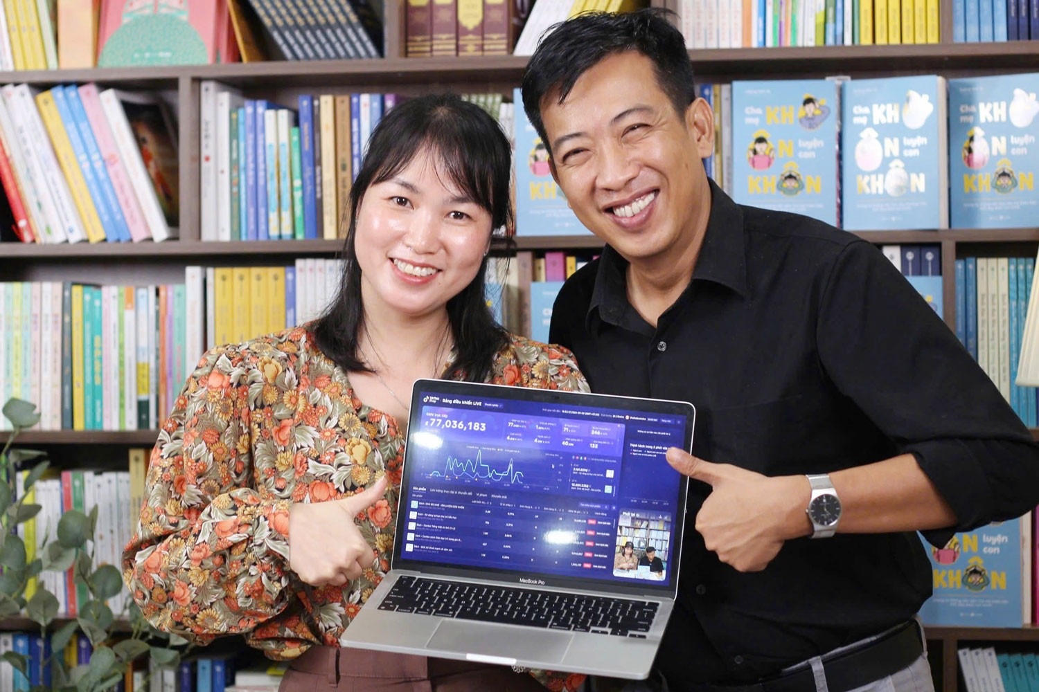 Anh 'Chanh van' Hoang Anh Tu livestream ban sach dat doanh thu bat ngo hinh anh