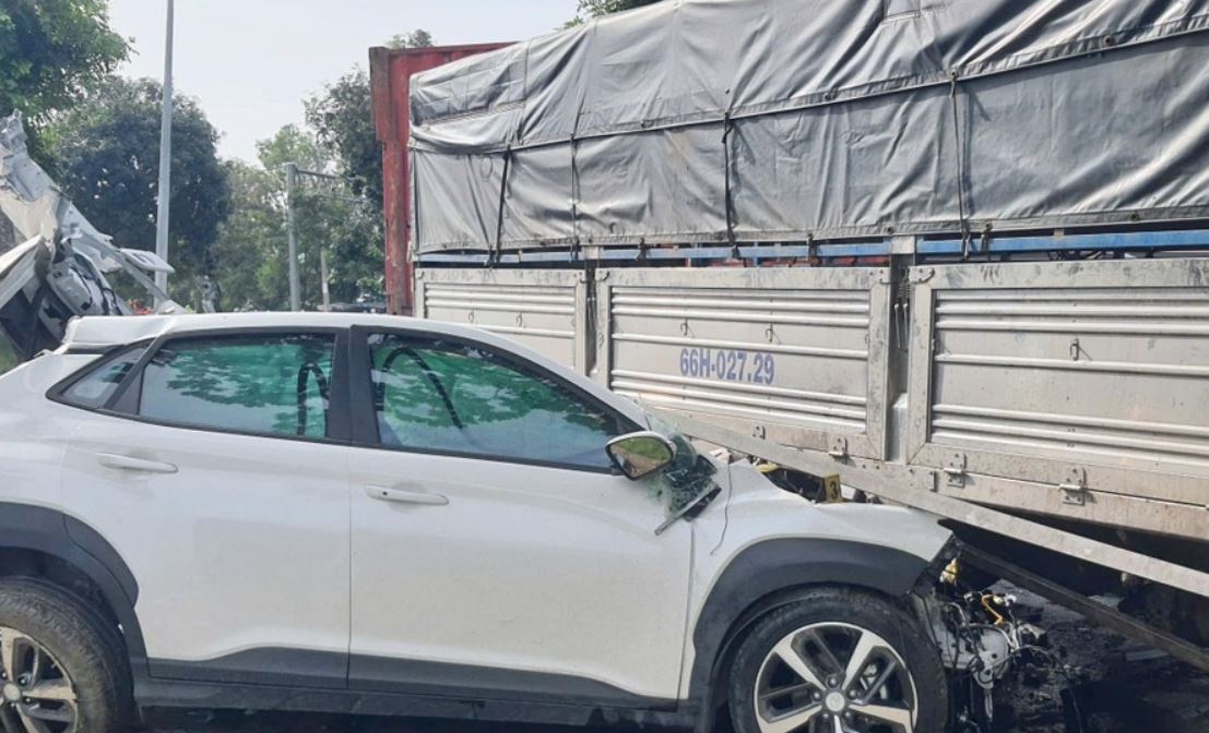 Hien truong tai nan lien hoan khien hai nguoi tu vong o cua ngo TP.HCM hinh anh