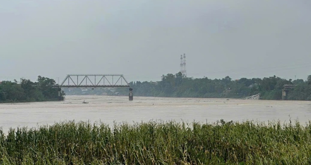 Khan cap xay dung cau Phong Chau moi hinh anh