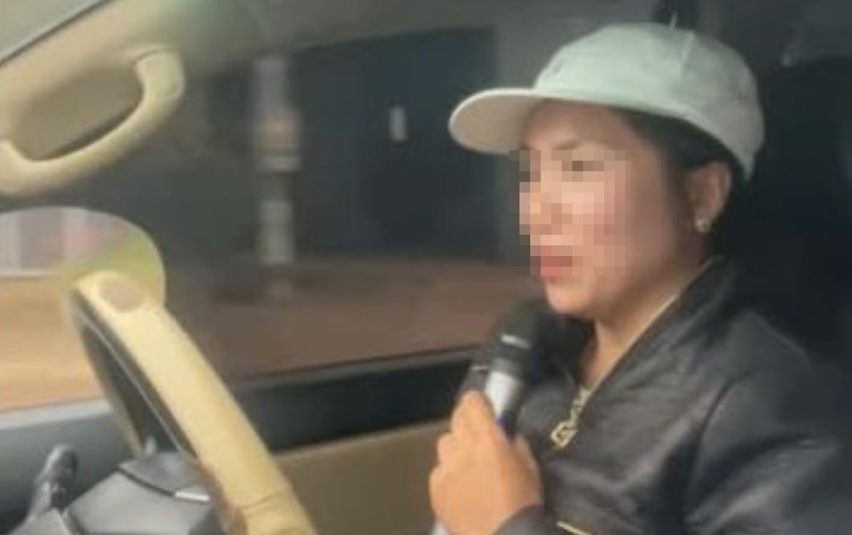 Nguoi phu nu tran tinh ly do vua lai oto, vua hat karaoke hinh anh