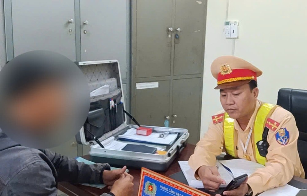 Lai xe hat karaoke anh 3