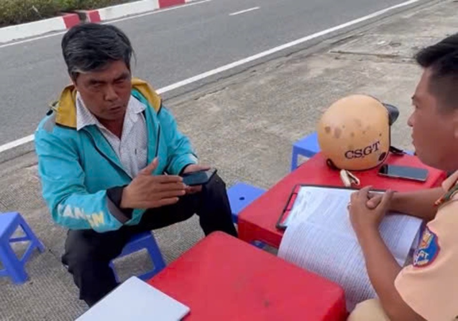 Cau tra loi cua tai xe cong nghe khi vuot den do o duong ‘tu than’ hinh anh