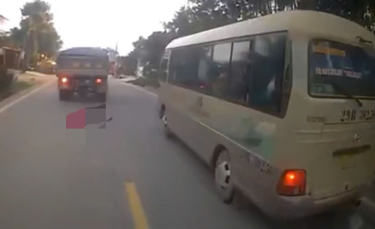 Be gai 5 tuoi bi xe tai can tu vong khi vua roi xe dua don hinh anh