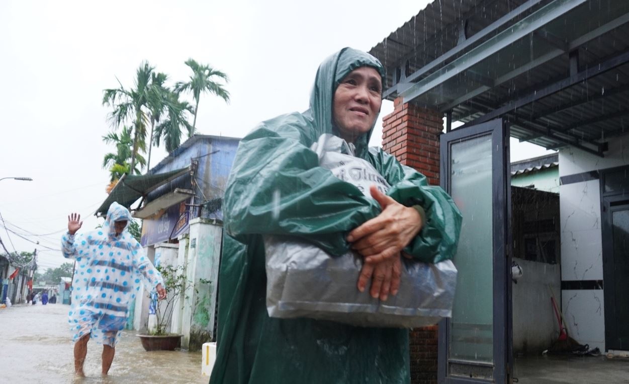 Bao Toraji vao Bien Dong, mien Trung mua lon hinh anh