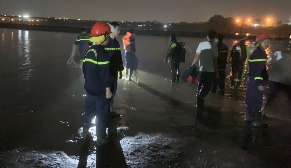 Tim thay thi the nu trong vu 5 hoc sinh mat tich o bai song Hong hinh anh