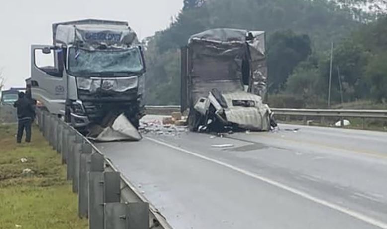 Hai xe tai va cham tren cao toc Noi Bai - Lao Cai, hai nguoi tu vong hinh anh