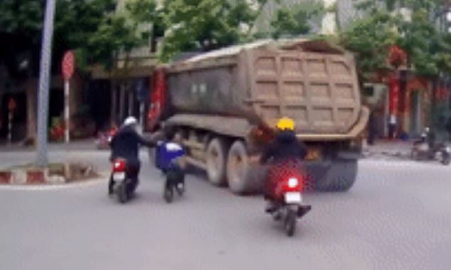 Loi ke cua nguoi dan ong keo chau be khoi diem mu xe tai hinh anh