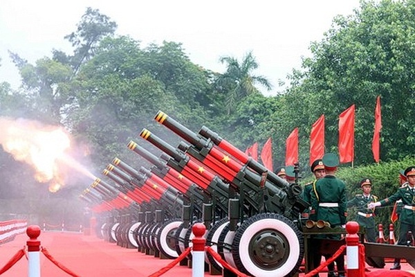 TP.HCM ban 21 loat dai bac dip ky niem 50 nam thong nhat dat nuoc hinh anh