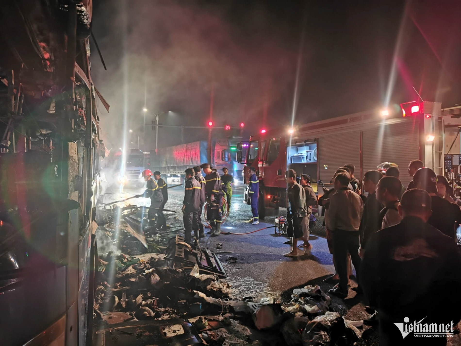 Xe khach boc chay anh 2