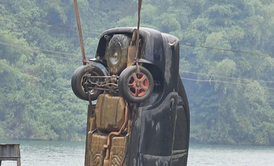 Danh tinh thi the nam gioi trong oto duoi long ho Hoa Binh hinh anh