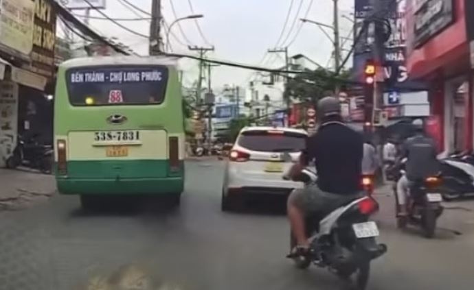 Vuot den do, tai xe xe buyt o TP.HCM bi dinh chi 24 thang hinh anh