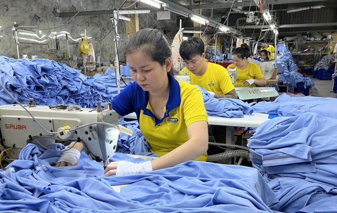 Thuong Tet 2025 - noi rung rinh, cho trang tay hinh anh