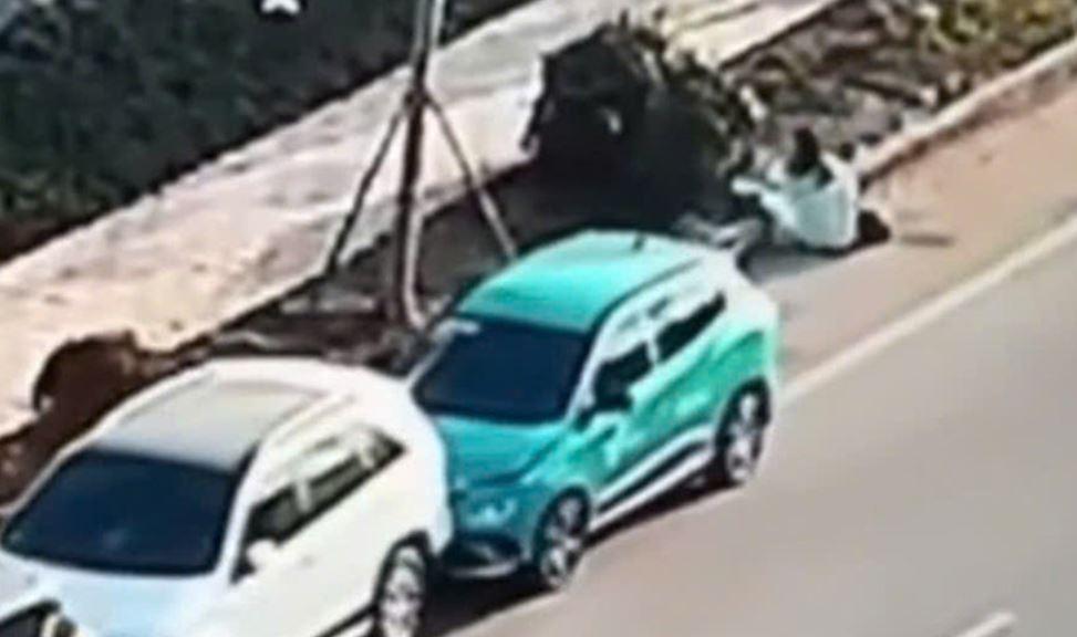 Taxi dien tong nu hanh khach vua xuong xe hinh anh