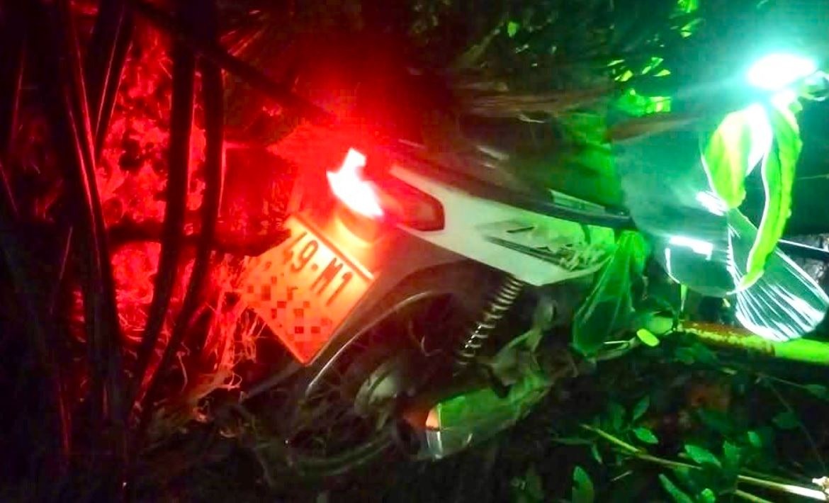 Hai thieu nien say ruou tong vao cot dien, mot nguoi tu vong hinh anh