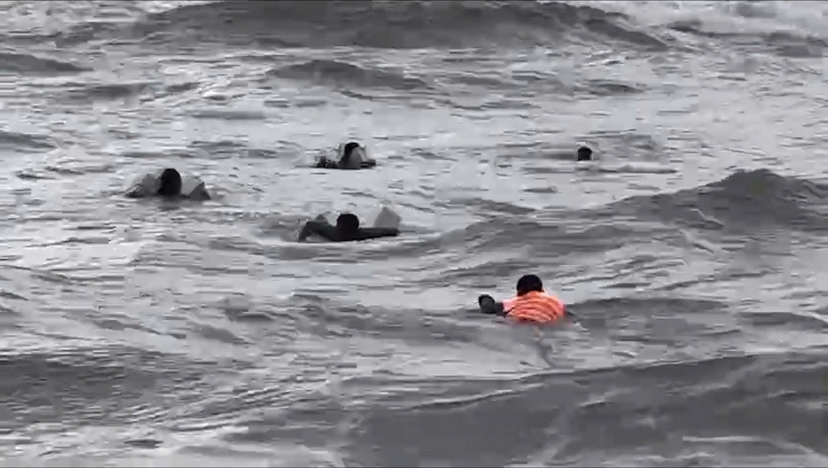 Tau ca bi song danh chim, 6 thuyen vien duoc cuu song o Quang Binh hinh anh