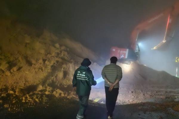 Tiep te thuc pham cho hanh khach mac ket giua deo Khanh Le o Lam Dong hinh anh