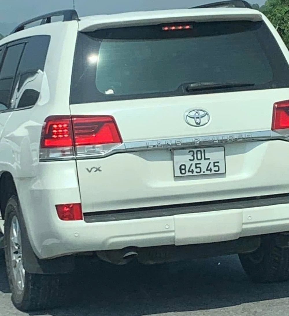 Phat tien tai xe oto Land Cruiser sua bien so di tren cao toc hinh anh