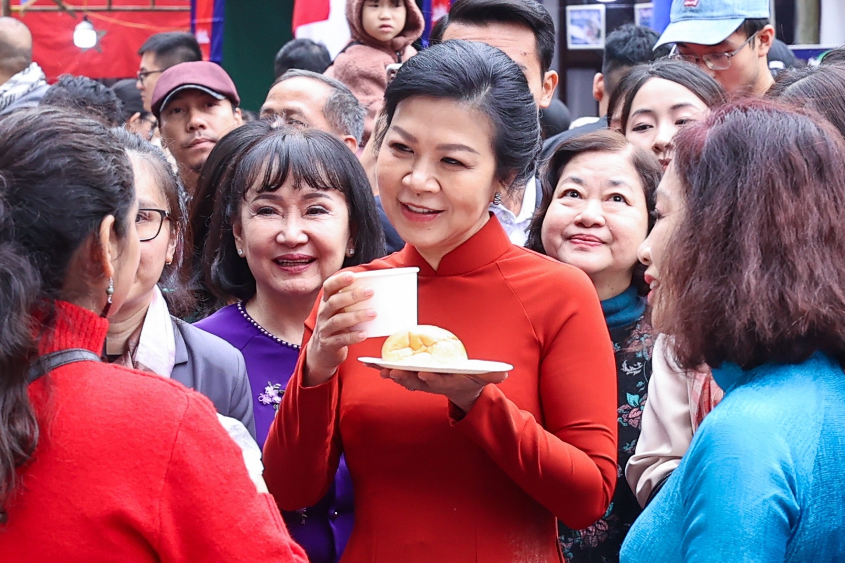 Phu nhan Tong Bi thu, cac nha ngoai giao trai nghiem lien hoan am thuc hinh anh