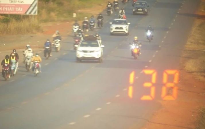 Binh Phuoc xu ly nhieu tai xe moto voi toc do 140 km/h hinh anh