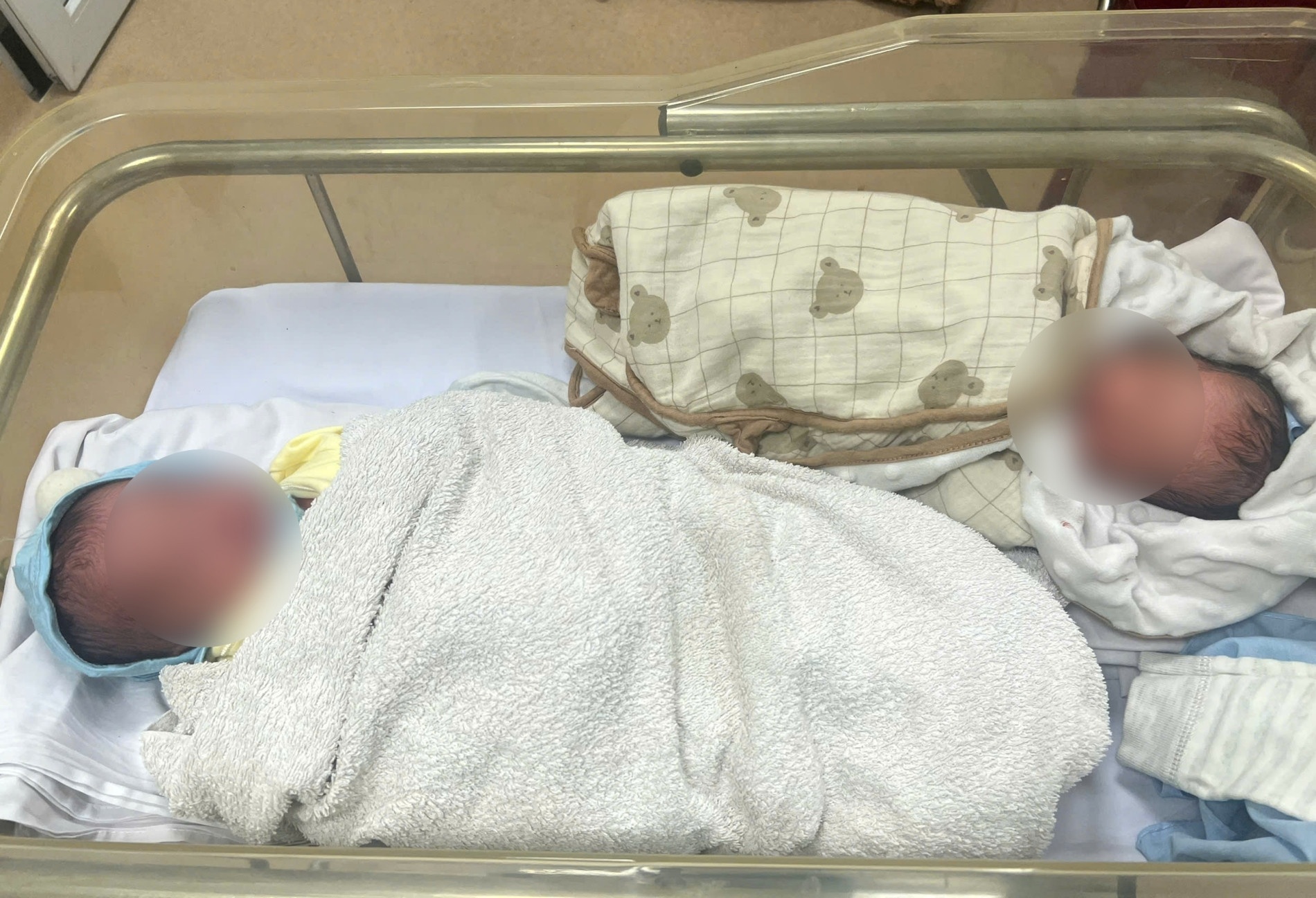 Xom vung ven TP.HCM cuu hai be trai song sinh trong thung xop hinh anh