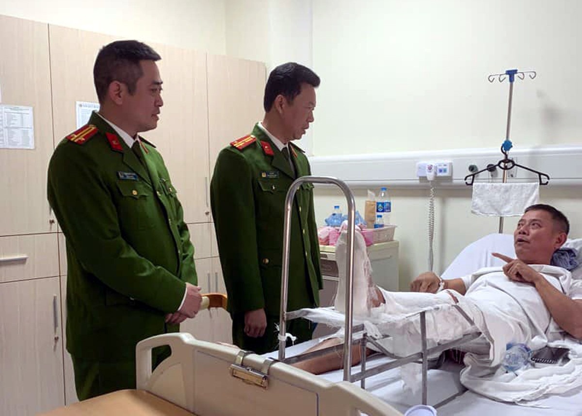 Tam giu thanh nien 'di bao', tong gay chan trung ta cong an o Ha Noi hinh anh