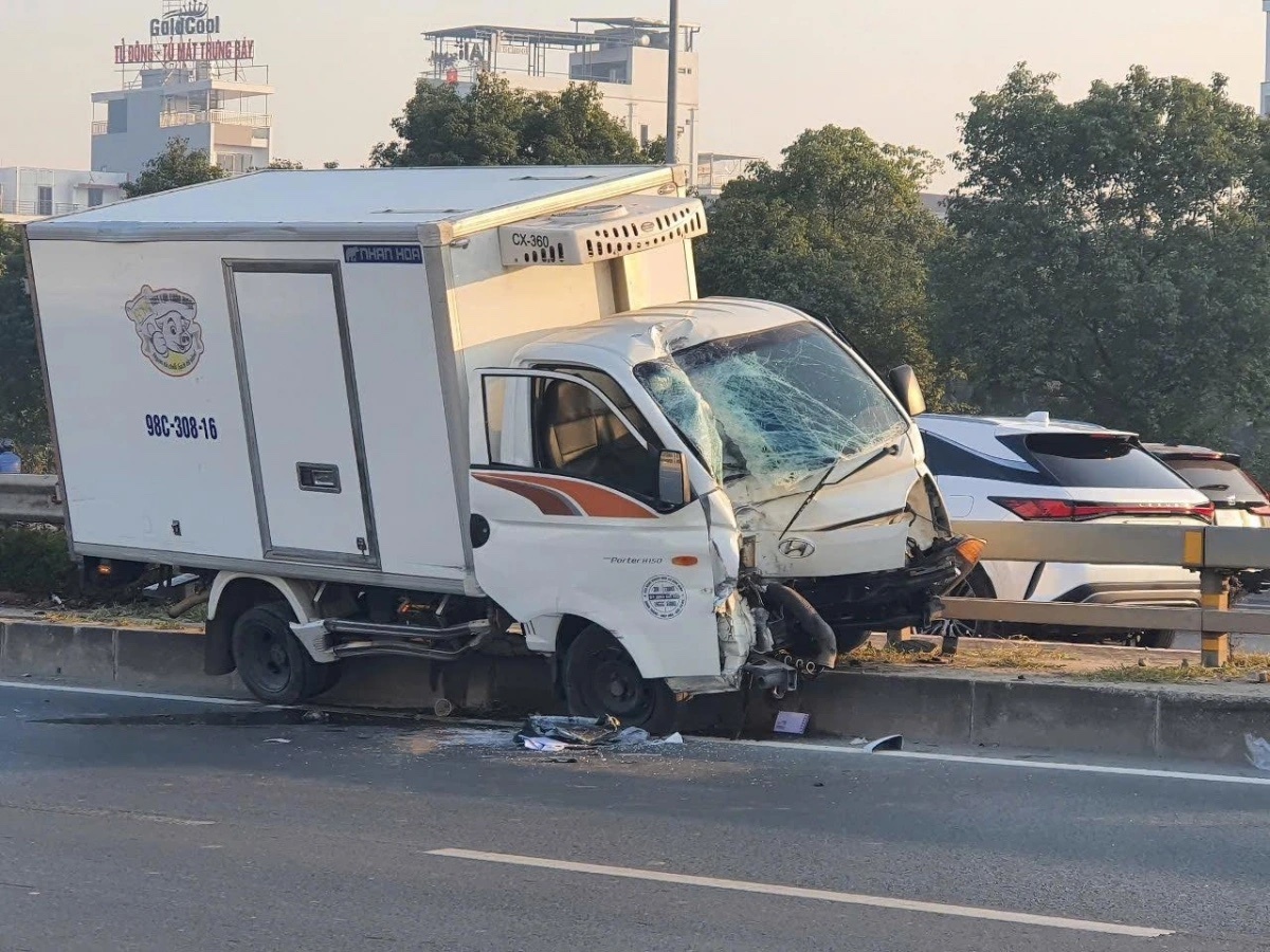 Xe tai va cham xe may, 3 nguoi tu vong hinh anh