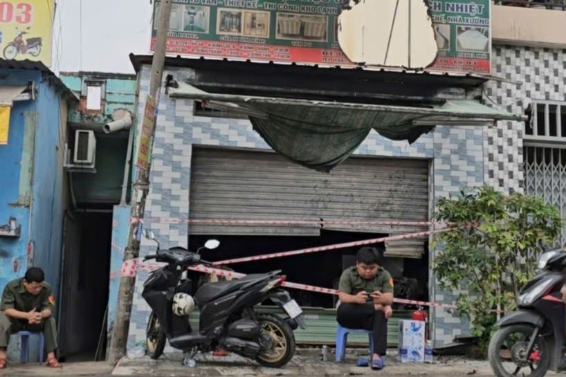 Dap tuong, cuu hai nguoi trong can nha boc chay o TP.HCM hinh anh