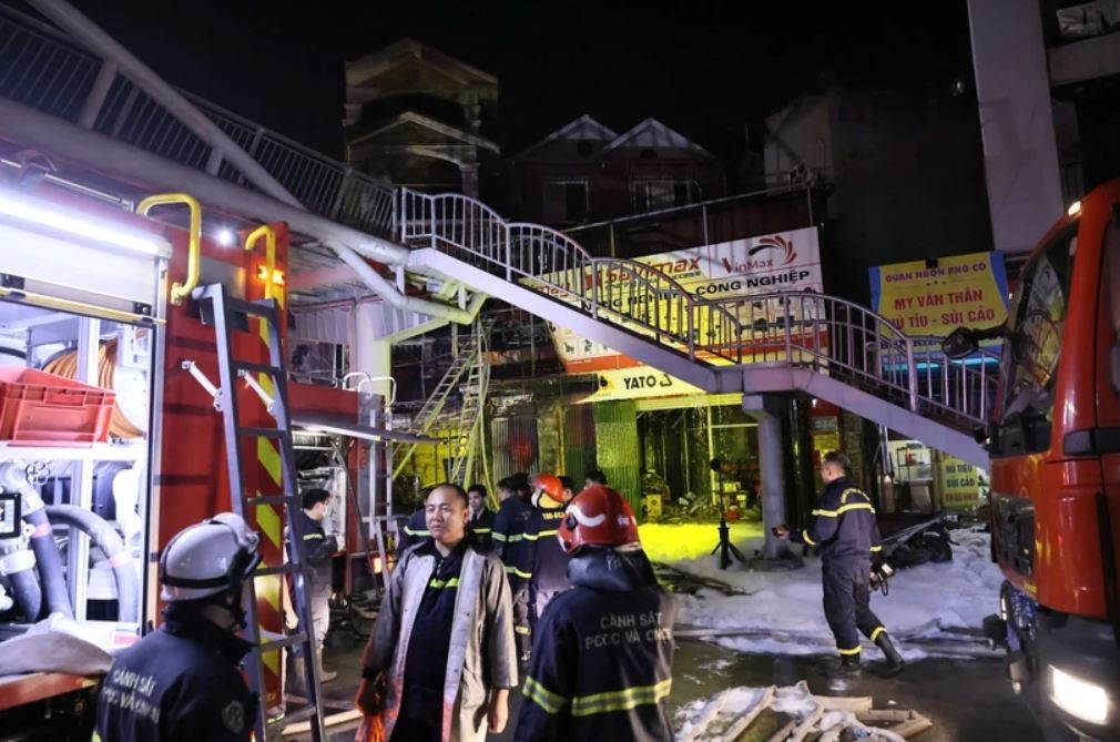 Giai cuu nguoi mac ket trong vu chay khien 11 nguoi chet cach nao? hinh anh