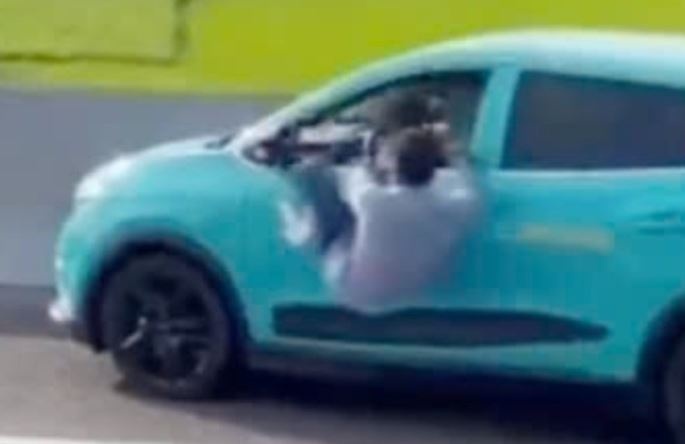 Su that ve nguoi dan ong chui qua cua kinh taxi keu cuu tren cao toc hinh anh