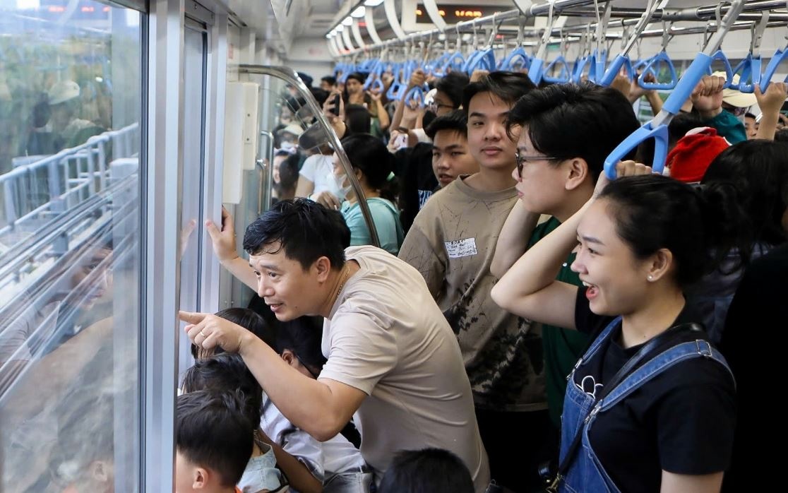 Metro so 1 don gan 400.000 khach sau 4 ngay hinh anh