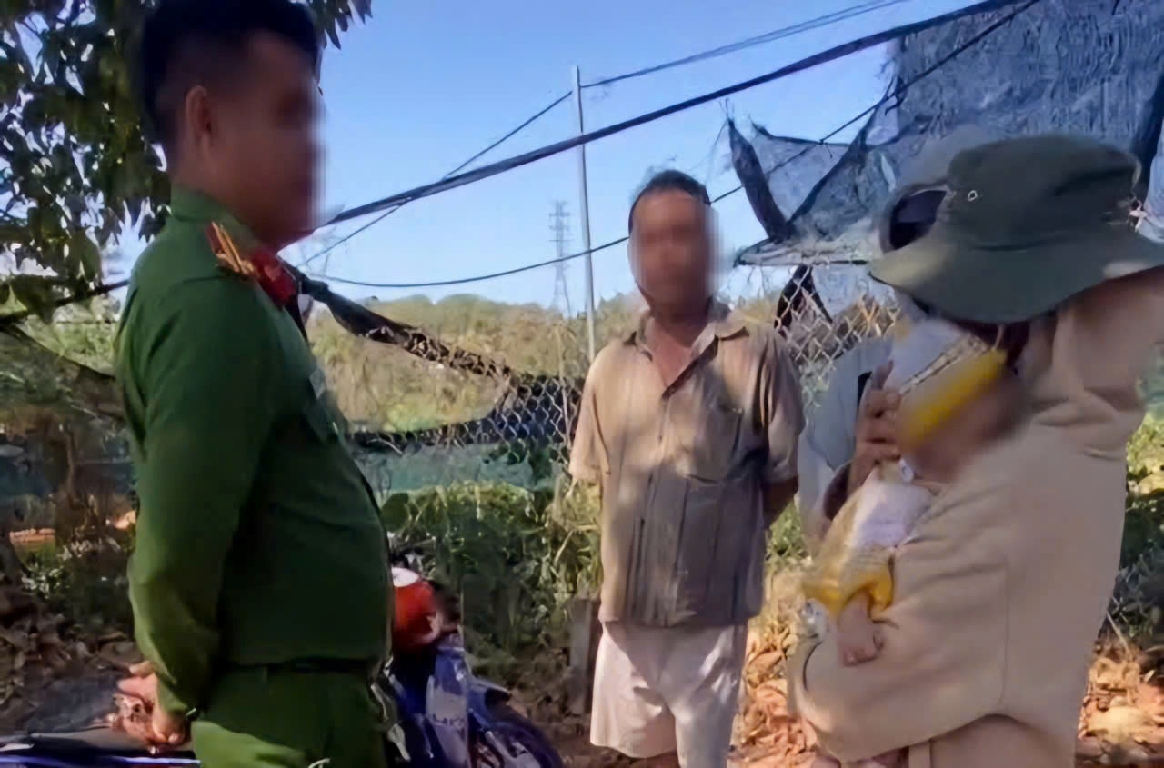 Con khoc giua quan com, me bi bao cong an vi nghi bat coc hinh anh